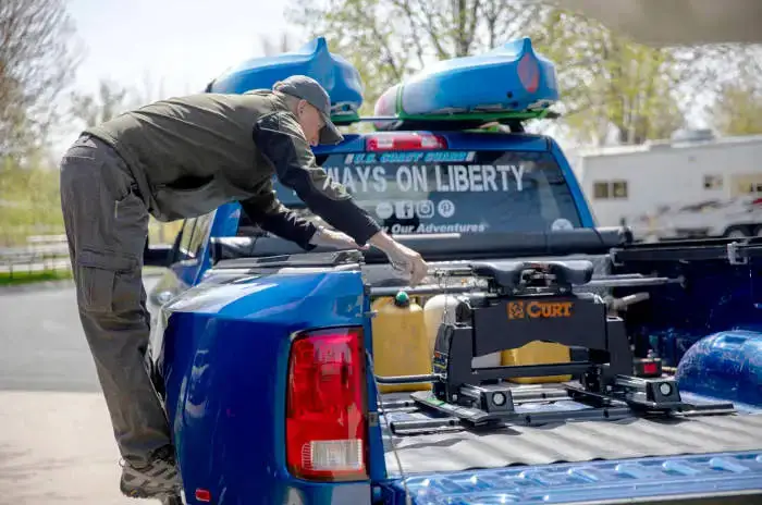 CURT 5th Wheel Trailer Hitch in Truck Bed