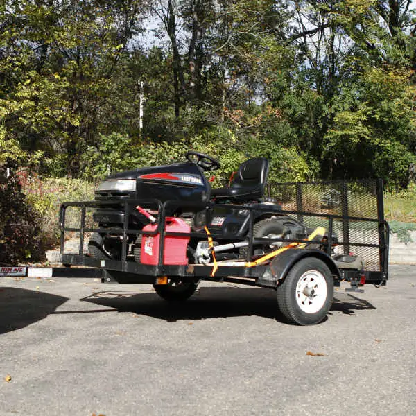 Single-axle trailer moving lawn mower